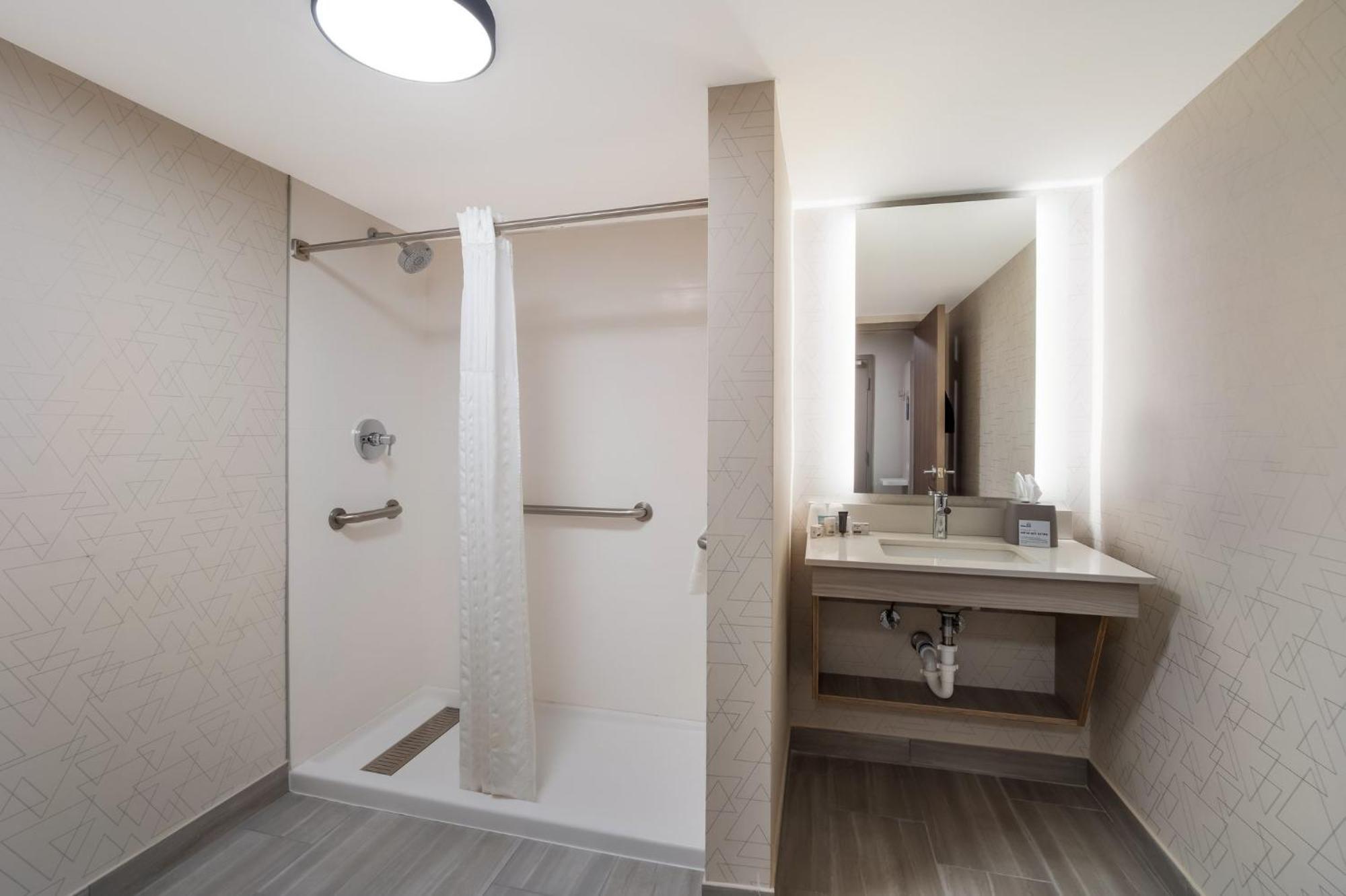 Express & By Ihg 3*